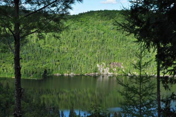 Um dos muitos lagos no Parc National de La Mauricie, província de Quebec, no Canadá